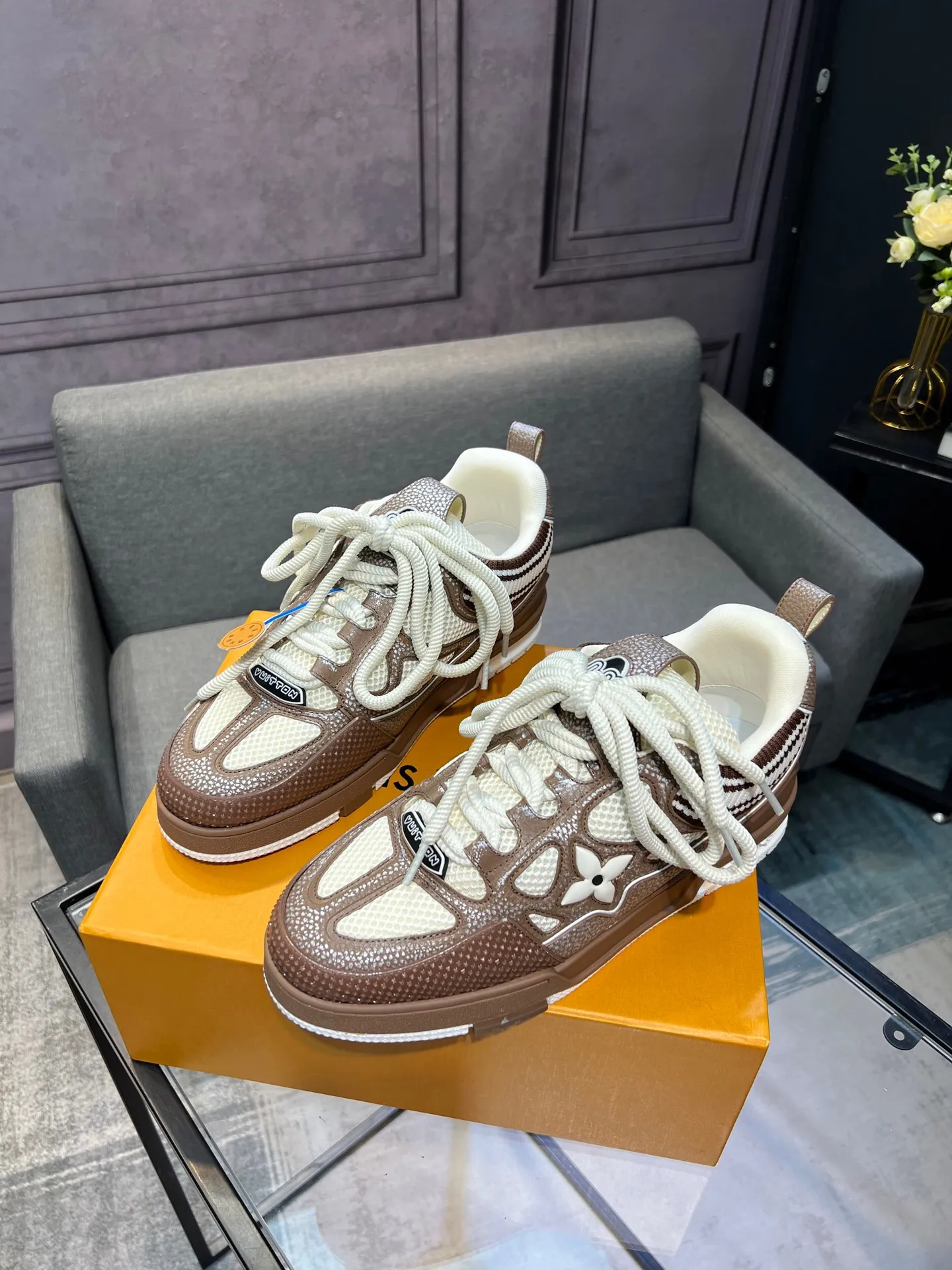 Men's men's shoes💰800 LV top version Jigglypuff new model Purchasing quality LV~Louis Vuitton LV TRAINER's best-looking sneakers, Donkey Brand strongly recommends new products, official website limited edition retro basketball sneakers! Both high-top and low-top models spent money to purchase 1:1 accurate reproductions of the originals. The details are invincible and full of sincerity. The imported custom-made original cowhide leather is the same as the original package. The details are 100% restored. The private model customizes the original one-piece TPU outsole. It is different from other brands. Without the original version, this effect cannot be achieved!                Men's and women's models 35-40 39-45 (46 is custom-made and cannot be returned or exchanged)